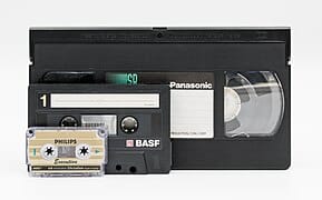 File:2023 Kaseta VHS, magnetofonowa i mikrokaseta.jpg